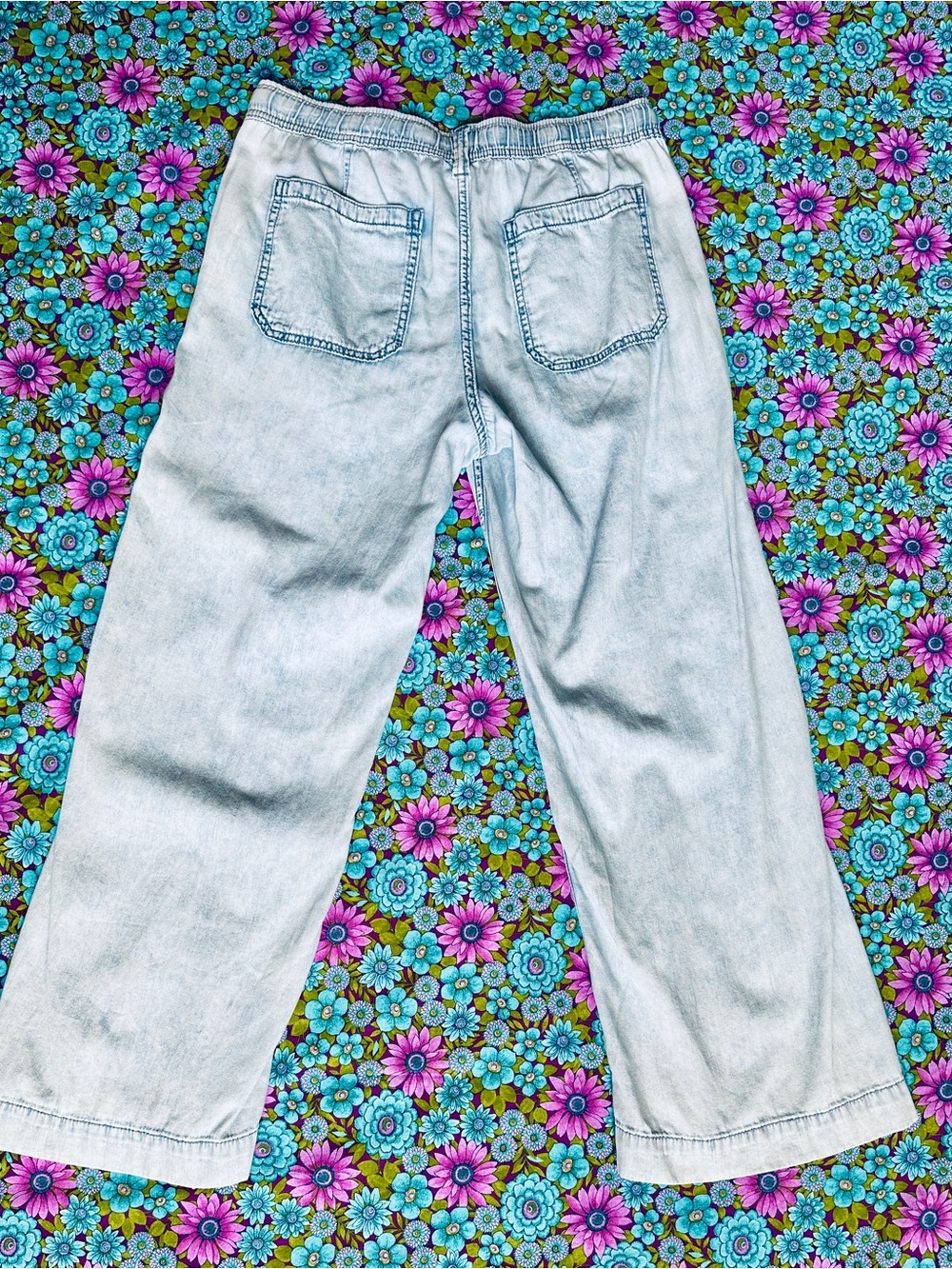 GAP Light Wash Wide-Leg Jeans - Picture 9 of 9